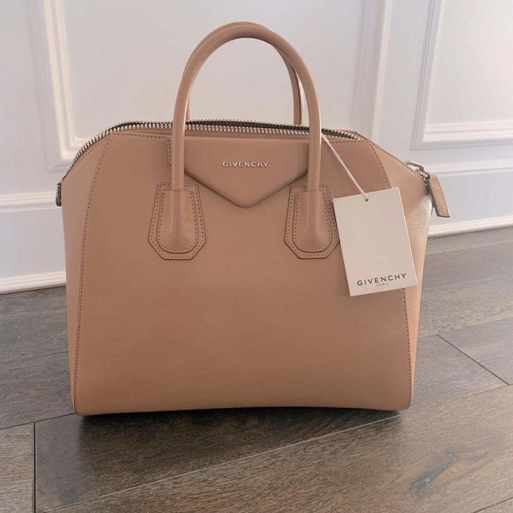 Medium beige Antigona Bag in Grained Leather
